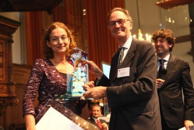 Directeur voor Kunst Milou Halbesma van de Turing Foundation neemt de Transparantprijs 2009 in ontvangst